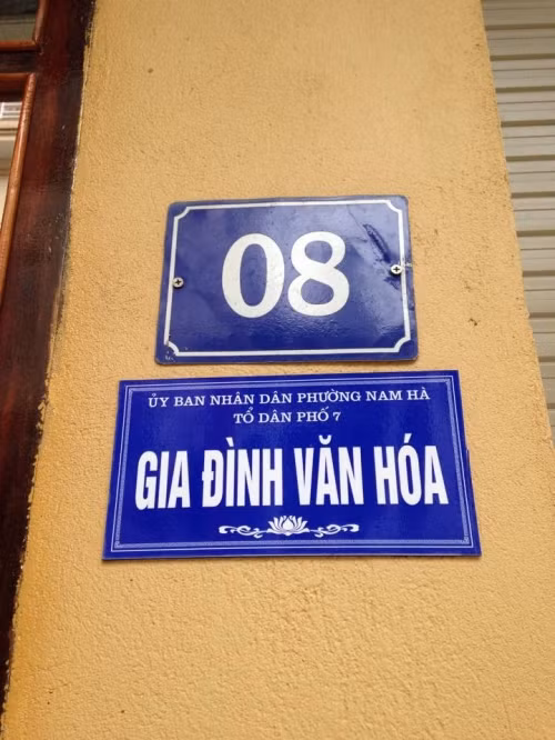 Tấm biển gia đình văn hóa và những câu chuyện dở khóc, dở cười - Ảnh 1 Tấm biển gia đình văn hóa và những câu chuyện dở khóc, dở cười - Ảnh 1