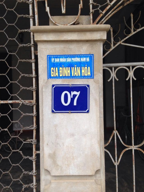 Tấm biển gia đình văn hóa và những câu chuyện dở khóc, dở cười - Ảnh 2