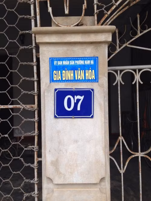 Tấm biển gia đình văn hóa và những câu chuyện dở khóc, dở cười - Ảnh 2 Tấm biển gia đình văn hóa và những câu chuyện dở khóc, dở cười - Ảnh 2