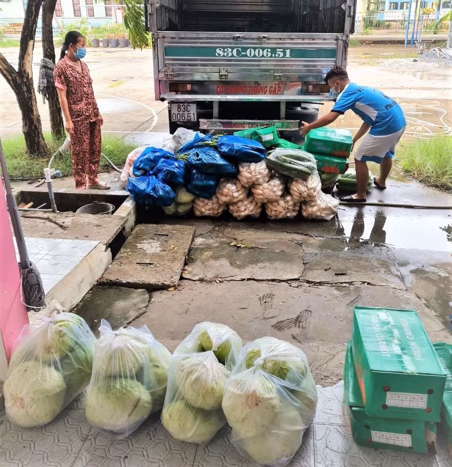 Tập kết hàng hóa về điểm cho các thầy cô giáo nấu cơm.