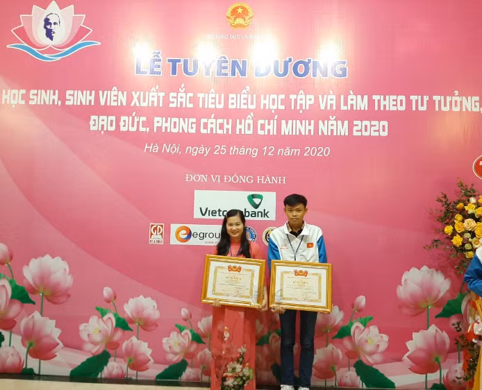 Hồ Hoàng Vũ (phải) đạt giải Cuộc thi Tuổi trẻ học tập và làm theo tư tưởng, đạo đức, phong cách Hồ Chí Minh.