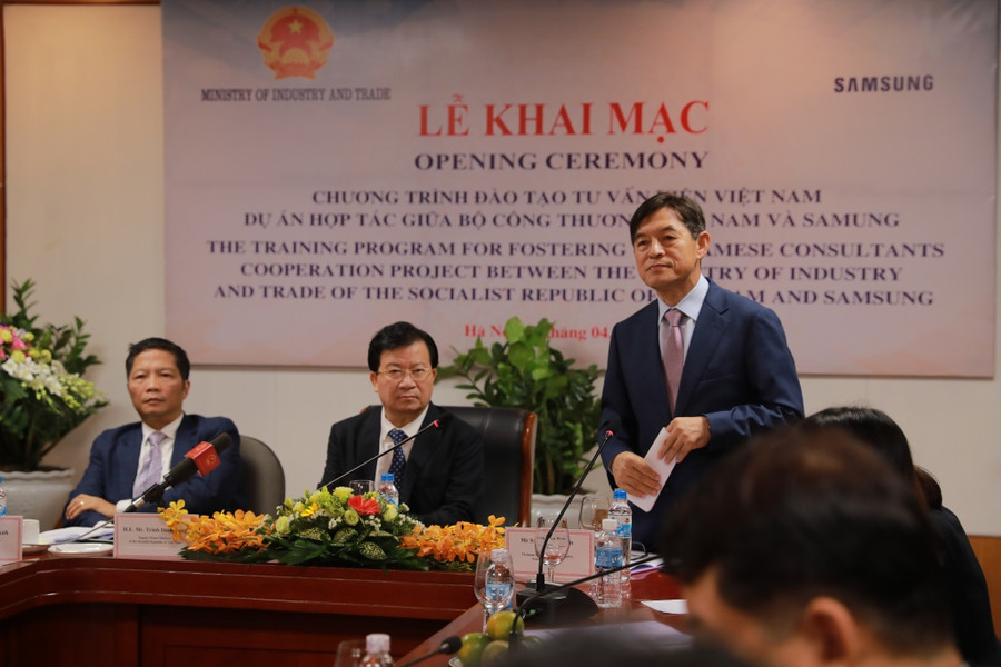 Tổng Giám đốc Tổ hợp Samsung Việt Nam Shim Won Hwan phát biểu tại buổi lễ Tổng Giám đốc Tổ hợp Samsung Việt Nam Shim Won Hwan phát biểu tại buổi lễ