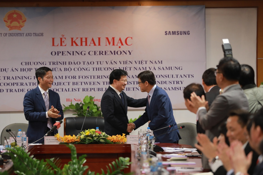 Phó Thủ tướng Trịnh Đình Dũng (trái) bắt tay Tổng Giám đốc Tổ hợp Samsung Việt Nam Shim Won Hwan Phó Thủ tướng Trịnh Đình Dũng (trái) bắt tay Tổng Giám đốc Tổ hợp Samsung Việt Nam Shim Won Hwan