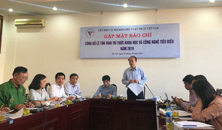 Ông Phạm Văn Tân, Phó Chủ tịch kiêm Tổng Thư ký Liên hiệp Hội Việt Nam thông tin về lễ tôn vinh tại buổi gặp mặt.