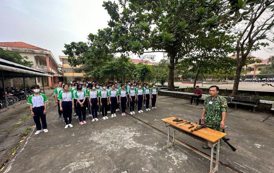 Hướng dẫn tháo lắp súng trong giờ học Giáo dục quốc phòng và an ninh tại Trường THPT Vĩnh Xuân (Vĩnh Long). Ảnh: NTCC Hướng dẫn tháo lắp súng trong giờ học Giáo dục quốc phòng và an ninh tại Trường THPT Vĩnh Xuân (Vĩnh Long). Ảnh: NTCC