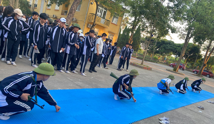 Giờ học Giáo dục quốc phòng và an ninh tại Trường THPT Trần Quang Khải (Hưng Yên). Ảnh: NTCC Giờ học Giáo dục quốc phòng và an ninh tại Trường THPT Trần Quang Khải (Hưng Yên). Ảnh: NTCC