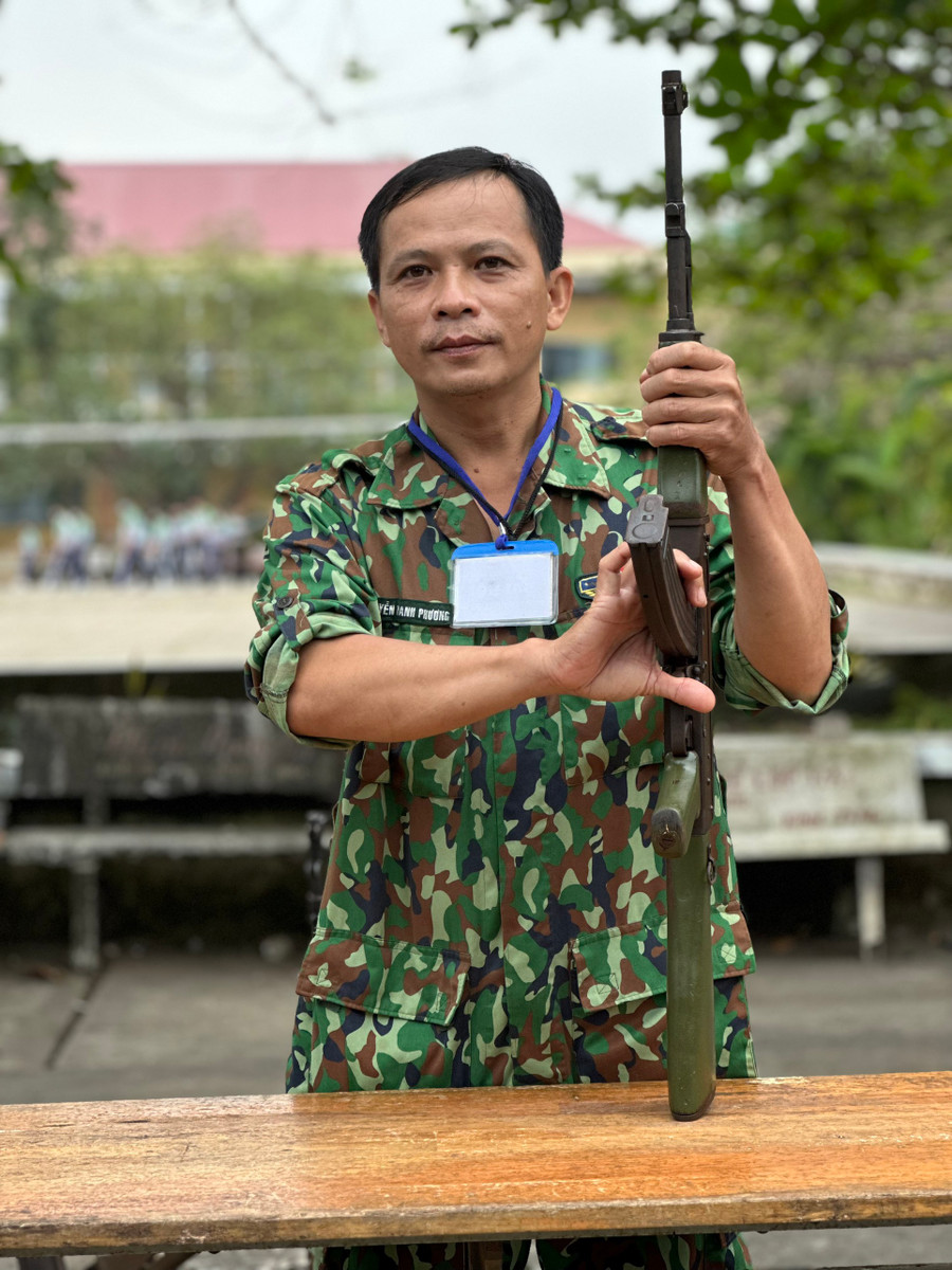 Hướng dẫn tháo lắp súng. Ảnh: NTCC Hướng dẫn tháo lắp súng. Ảnh: NTCC