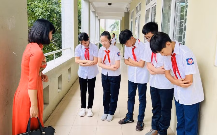 Một yếu tố quan trọng khác để nuôi dưỡng tình yêu thương ở trẻ đối với thầy cô là dạy bé chào hỏi và thưa gửi. Ảnh minh họa 