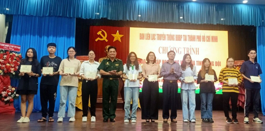 Lãnh đạo Ban liên lạc Truyền thống Bộ đội Biên phòng tại TP Hồ Chí Minh trao học bổng cho sinh viên: Ảnh: Trọng Hoài Lãnh đạo Ban liên lạc Truyền thống Bộ đội Biên phòng tại TP Hồ Chí Minh trao học bổng cho sinh viên: Ảnh: Trọng Hoài