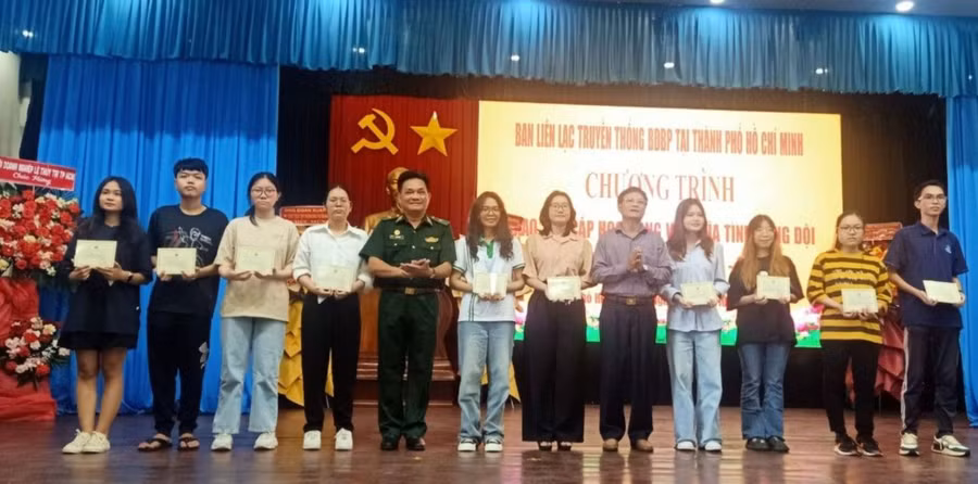 Lãnh đạo Ban liên lạc Truyền thống Bộ đội Biên phòng tại TP Hồ Chí Minh trao học bổng cho sinh viên: Ảnh: Trọng Hoài