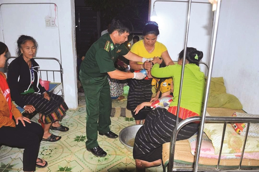 Nhiều người dân vẫn còn nhớ mãi hình ảnh bác sĩ Đức kịp thời cứu chữa tại chỗ cho người gặp nạn. Ảnh: TG Nhiều người dân vẫn còn nhớ mãi hình ảnh bác sĩ Đức kịp thời cứu chữa tại chỗ cho người gặp nạn. Ảnh: TG