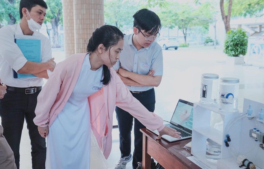 Học sinh Trường THPT Phan Châu Trinh (Đà Nẵng) thuyết trình dự án trong Cuộc thi Khoa học kỹ thuật cấp trường năm học 2023 – 2024. Ảnh: Ánh Ngọc Học sinh Trường THPT Phan Châu Trinh (Đà Nẵng) thuyết trình dự án trong Cuộc thi Khoa học kỹ thuật cấp trường năm học 2023 – 2024. Ảnh: Ánh Ngọc