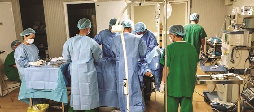 Bác sĩ BVDC 2.4 phẫu thuật thành công cho nữ bệnh nhân người Ghana bị viêm ruột thừa cấp. (Ảnh: Trần Quỳnh)