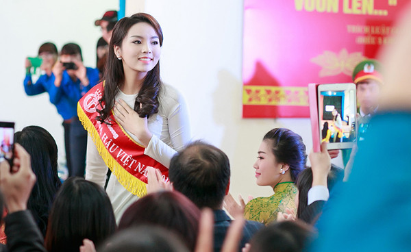 Tân Hoa hậu được mọi người chào đón nhiệt tình. mai-phuong-thuy-ky-duyen-6-8891-14210262