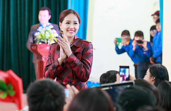 Mai Phương Thúy cũng chiếm được cảm tình của người dân bởi sự thân thiện. mai-phuong-thuy-ky-duyen-5-8780-14210269