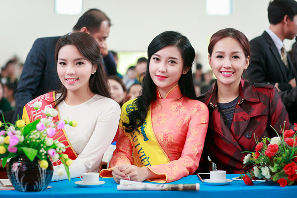 Á hậu Huyền My chọn áo dài thướt tha khi tham gia hoạt động từ thiện cùng Kỳ Duyên và Mai Phương Thúy. mai-phuong-thuy-ky-duyen-7-8366-14210262