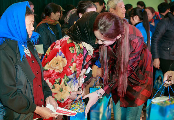 Mai Phương Thúy còn trao quà Tết cho những hộ gia đình chính sách. mai-phuong-thuy-ky-duyen-9-3577-14210262