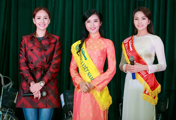 Dàn Hoa hậu, Á hậu cùng giao lưu và gửi những lời chúc về cái Tết ấm no đến người dân. mai-phuong-thuy-ky-duyen-8-2279-14210262