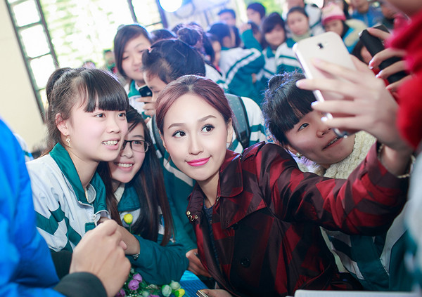 Mai Phương Thúy lại nhí nhảnh pose ảnh cùng mọi người. mai-phuong-thuy-ky-duyen-12-9931-1421026