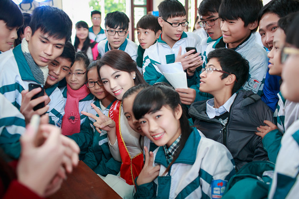 Hoa hậu được rất nhiều học sinh vây quanh chụp hình kỷ niệm. mai-phuong-thuy-ky-duyen-13-8190-1421026