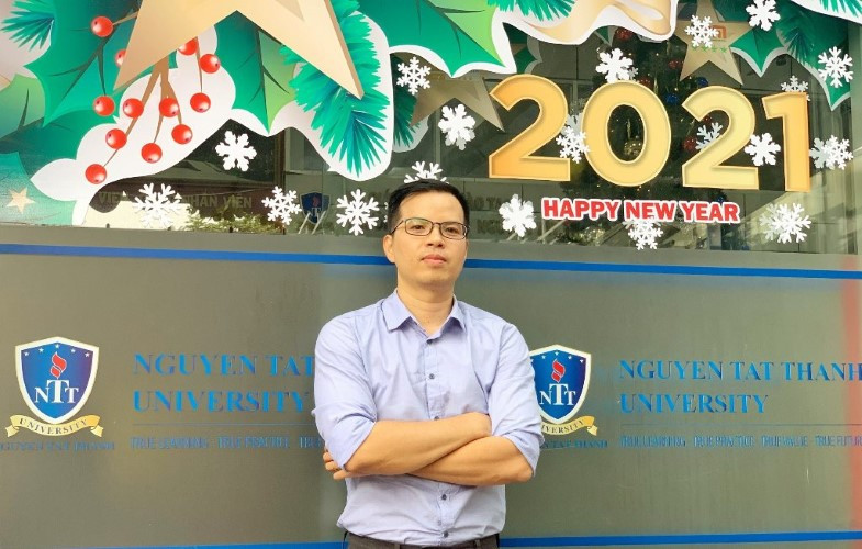 PGS.TS Võ Thanh Sang đang tìm hiểu và phát triển một nghiên cứu. Ảnh: Minh Anh