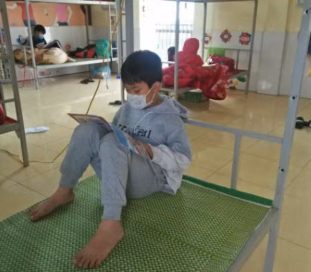 Trẻ đọc sách trong phòng cách ly.