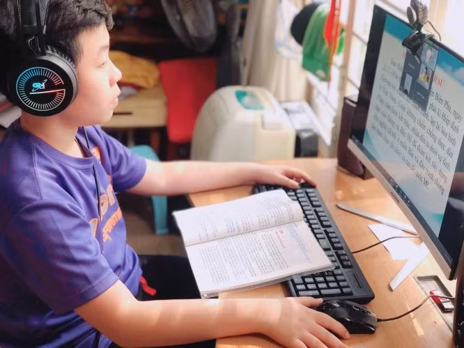 Học sinh nghiêm túc học trực tuyến tại nhà.
