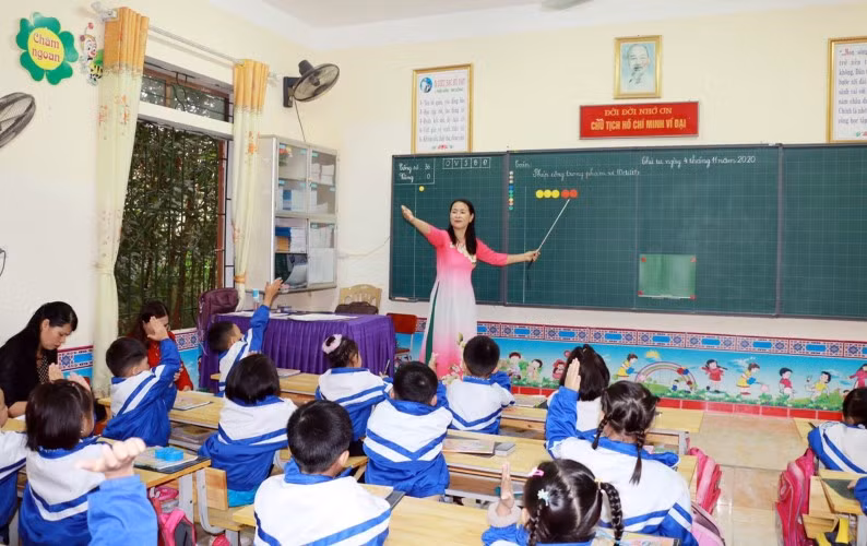 Giáo viên huyện Tân Kỳ dạy học bài giảng mẫu sách giáo khoa lớp 1. Ảnh: TG