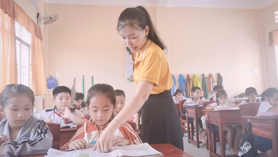 Giáo viên Trường Tiểu học Lê Quý Đôn hướng dẫn học sinh viết bài.