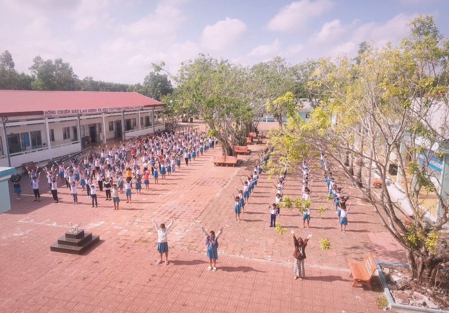 Giờ tập thể dục của học sinh Trường Tiểu học Đào Duy Từ. Giờ tập thể dục của học sinh Trường Tiểu học Đào Duy Từ.