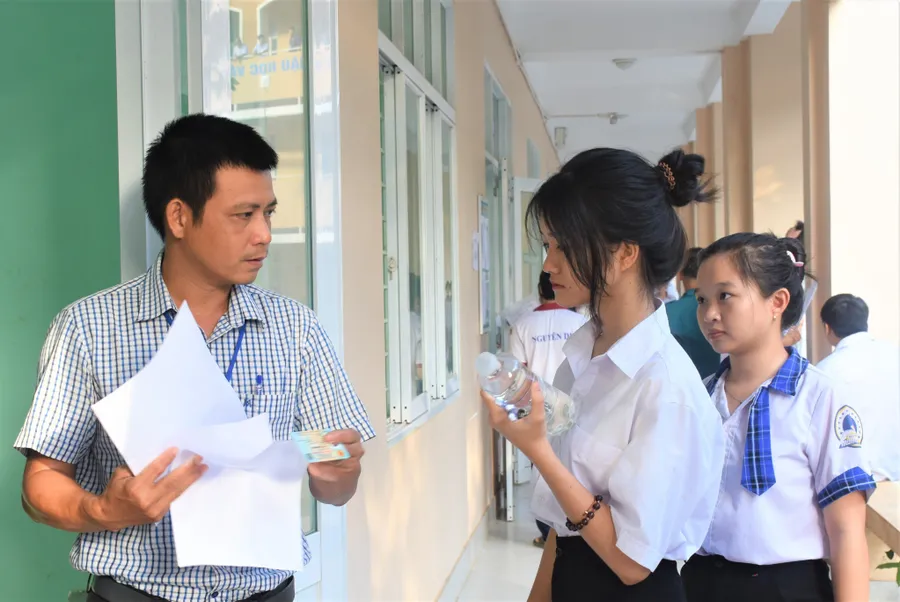 Thí sinh tham dự Kỳ thi tốt nghiệp THPT 2023 (Điểm thi Trường THPT Nguyễn Du, Bà Rịa - Vũng Tàu). Ảnh: INT