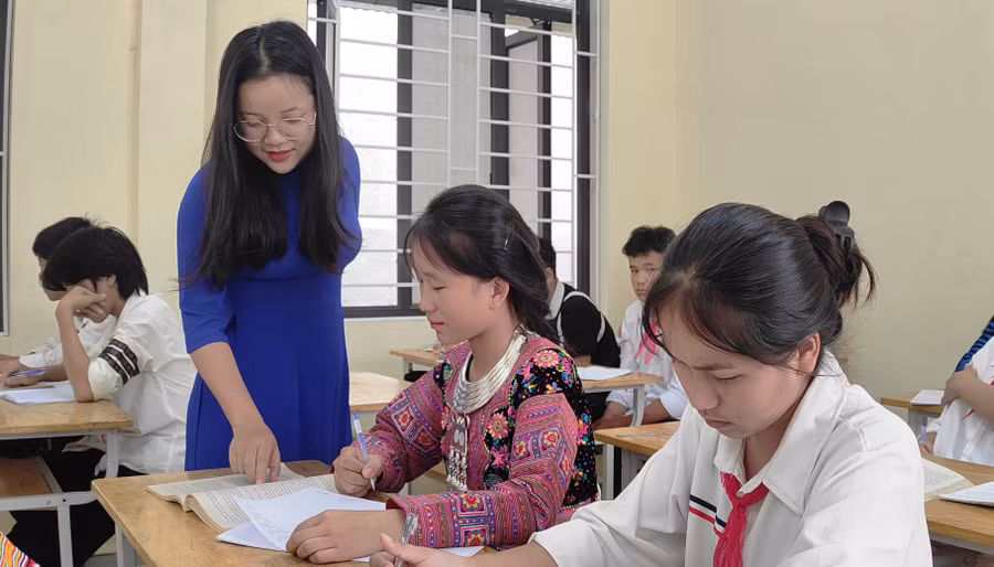 Cô và trò Trường PTDTBT THCS Mường Lý (Mường Lát, Thanh Hóa). Ảnh: TG