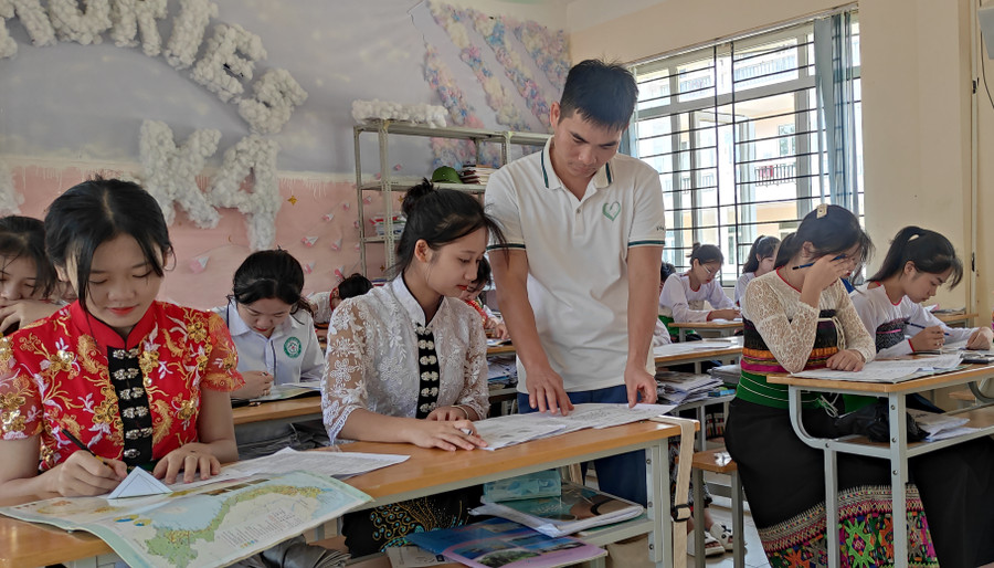 Thầy và trò Trường THPT DTNT Ngọc Lặc (Thanh Hóa). Ảnh: TG