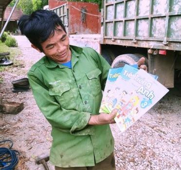 Đầu năm học, gần 2.000 phụ huynh ở huyện Hương Khê đã phải mua sắm sách, vở môn Tiếng Anh cho con thì nay những thứ đó chỉ để… “ngắm”.