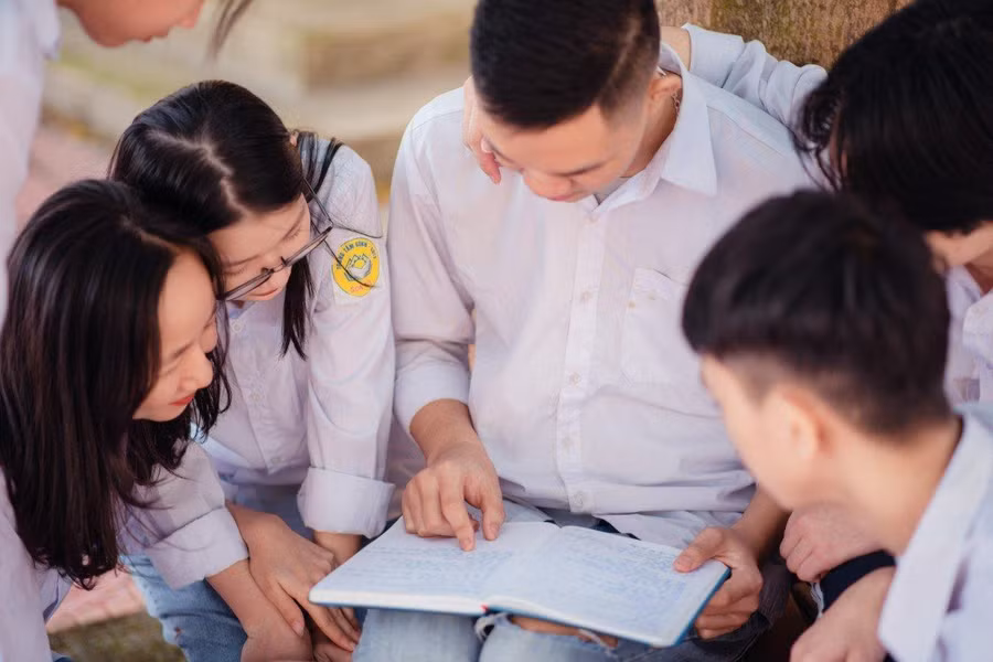 Học viên Trung tâm GDNN - GDTX thị xã Sơn Tây cùng nhau ôn bài.