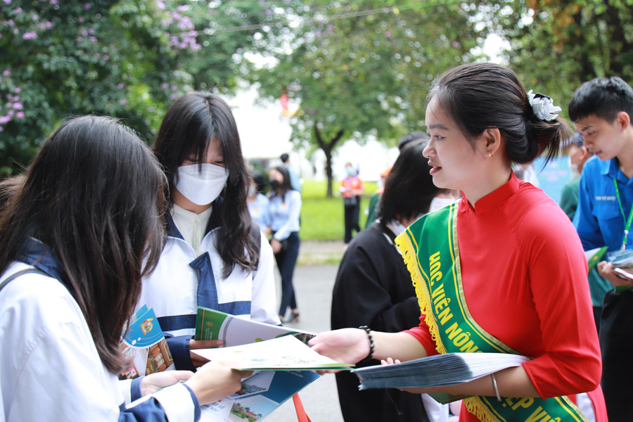 Thí sinh tham dự ngày hội tư vấn tuyển sinh, hướng nghiệp năm 2022. Ảnh: TG Thí sinh tham dự ngày hội tư vấn tuyển sinh, hướng nghiệp năm 2022. Ảnh: TG