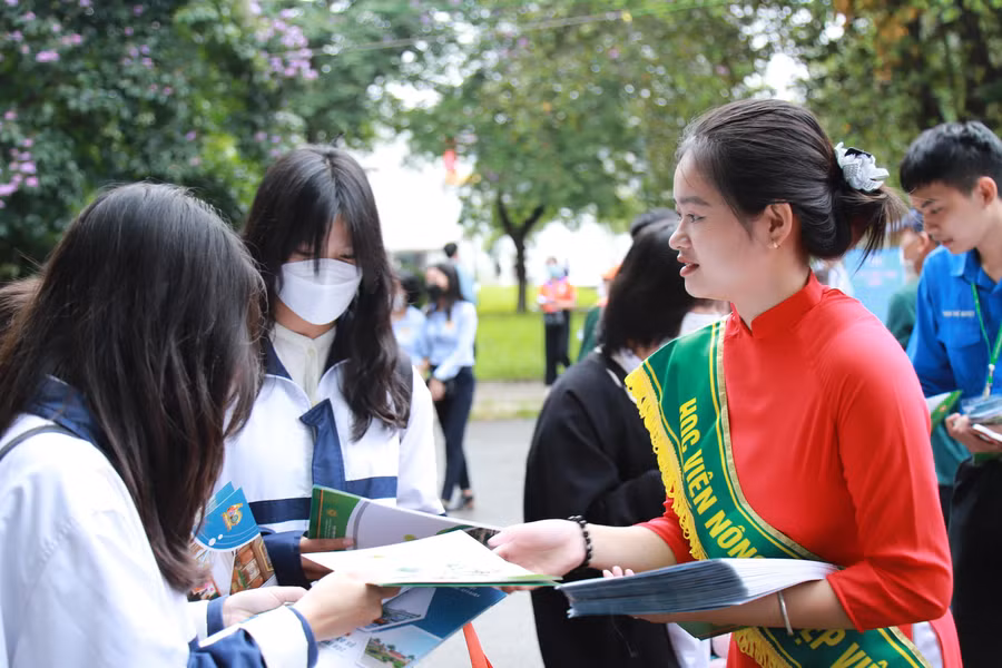 Thí sinh tham dự ngày hội tư vấn tuyển sinh, hướng nghiệp năm 2022. Ảnh: TG