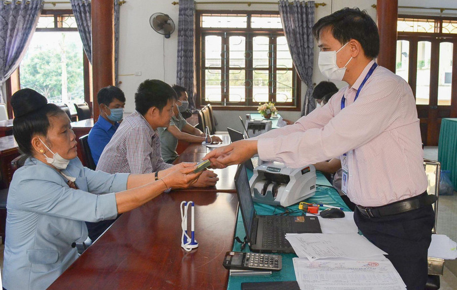 Tại Điện Biên hiện đã có 115 gia đình, với 118 HSSV có hoàn cảnh khó khăn được thụ hưởng chương trình vay vốn mua máy tính phục vụ học trực tuyến. Tại Điện Biên hiện đã có 115 gia đình, với 118 HSSV có hoàn cảnh khó khăn được thụ hưởng chương trình vay vốn mua máy tính phục vụ học trực tuyến.