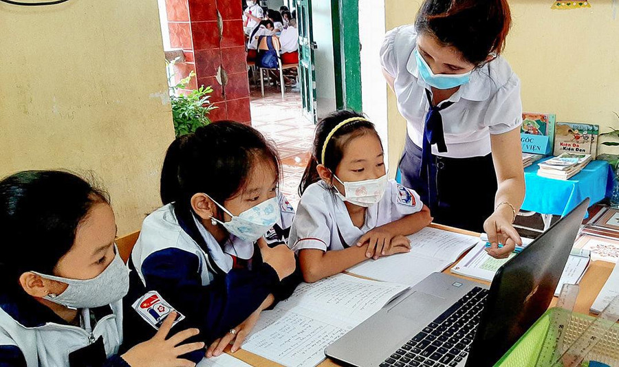 Nhiều HSSV tại Điện Biên đã tự tin bắt nhịp với những thay đổi trong giáo dục hiện nay khi có máy tính mới. Nhiều HSSV tại Điện Biên đã tự tin bắt nhịp với những thay đổi trong giáo dục hiện nay khi có máy tính mới.