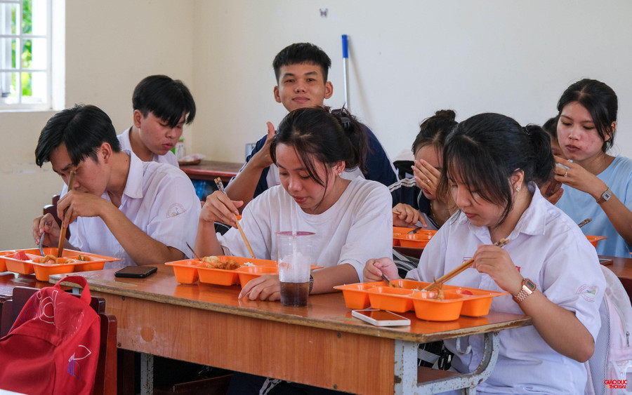 Học sinh Trường THPT Trung An (huyện Cờ Ðỏ, TP Cần Thơ) được ăn cơm trưa miễn phí trong thời gian ôn tập và dự thi tốt nghiệp THPT. Học sinh Trường THPT Trung An (huyện Cờ Ðỏ, TP Cần Thơ) được ăn cơm trưa miễn phí trong thời gian ôn tập và dự thi tốt nghiệp THPT.