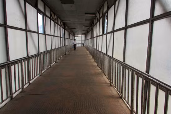 Cầu cho người đi bộ qua đường ở cổng Bạch Mai khá sạch sẽ sau khi được đặt thùng rác. 