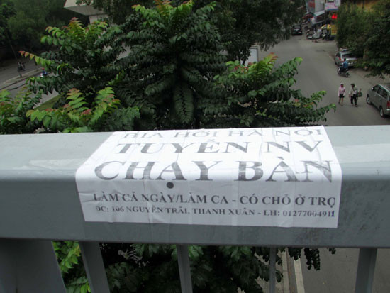 Cầu bộ hành cũng trở thành nơi lý tưởng để dán tờ rơi.jpg