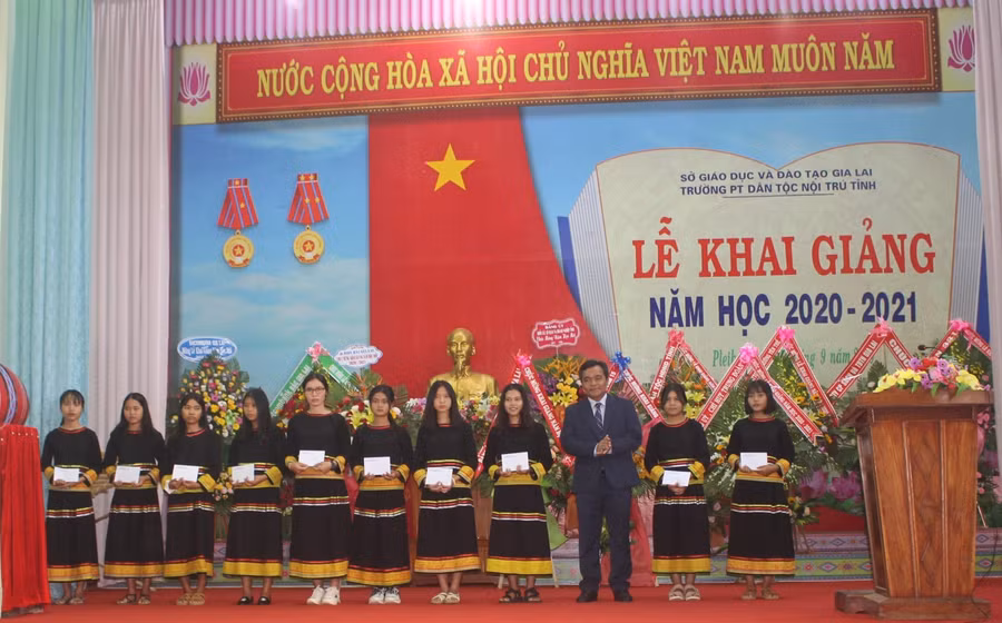 Những món quà được trao cho các em học sinh nhằm động viên, khích lệ tinh thần để bước vào năm học mới.