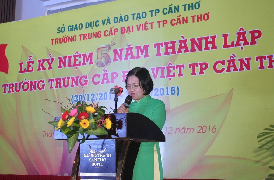 Ths Trần Thị Tư - Hiệu trưởng Trường Trung cấp Đại Việt Cần Thơ -phát biểu tại buổi lễ