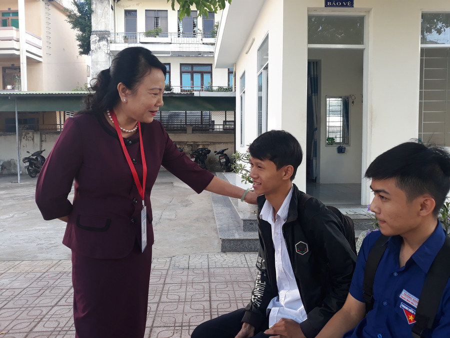 Thứ trưởng Nguyễn Thị Nghĩa lưu ý thí sinh tuân thủ quy chế dự thi, không đưa điện thoại di động vào phòng thi