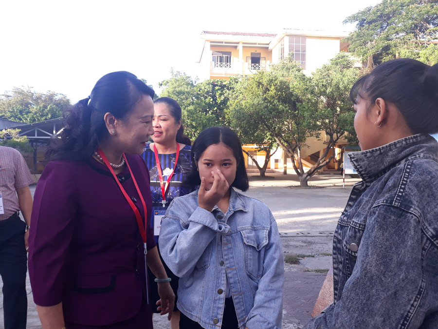 Thí sinh điểm thi trường THPT Võ Nguyên Giáp xúc động trước sự hỏi thăm, động viên của Thứ trưởng Nguyễn Thị Nghĩa