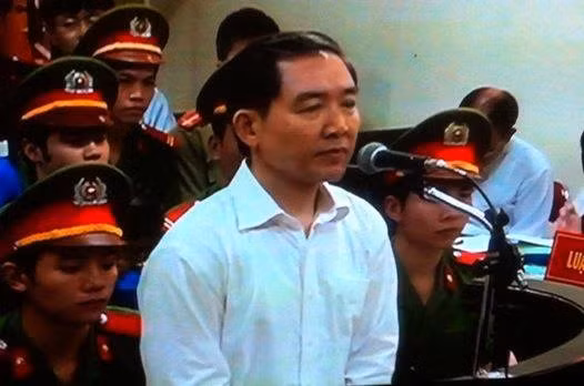 Bị cáo Dương Chí Dũng ra tòa trong trang phục áo sơ mi sáng màu. (Ảnh: TPO) 