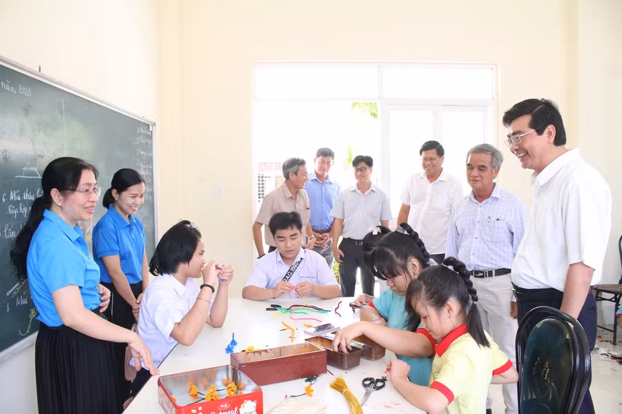 Đoàn công tác thăm, động viên cô, trò Trường Nuôi dạy trẻ khuyết tật TP Cần Thơ.
