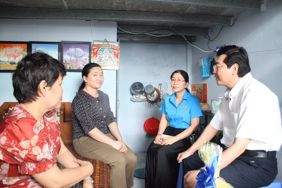 Đoàn công tác đến nhà trọ thăm hỏi, động viên cô Nguyễn Thị Màu, giáo viên Trường THPT Bình Thủy.