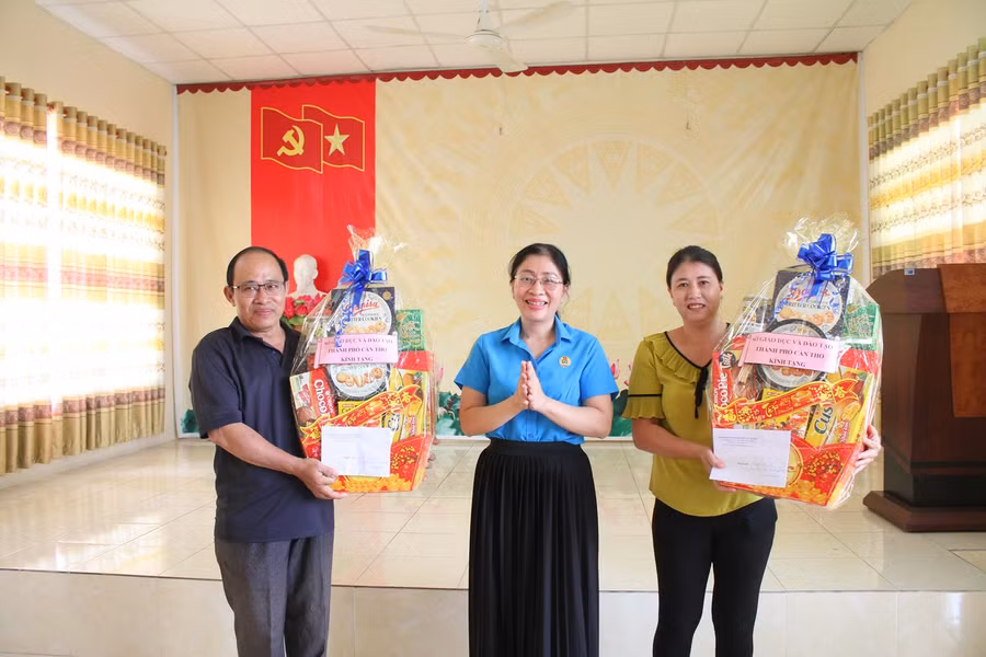 Bà Lý Hồng Ngọc - Chủ tịch Công đoàn ngành Giáo dục TP Cần Thơ tặng quà Tết và hỗ trợ 2 nhân viên Trường Nuôi dạy trẻ khuyết tật TP Cần Thơ.